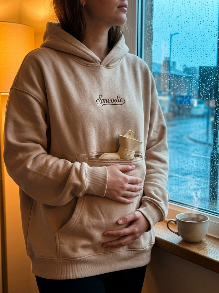 Smoodie in Beige am Fenster